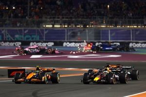 Max Verstappen, Red Bull Racing RB20, lucha con Lando Norris, McLaren MCL38, por el liderato de la carrera.