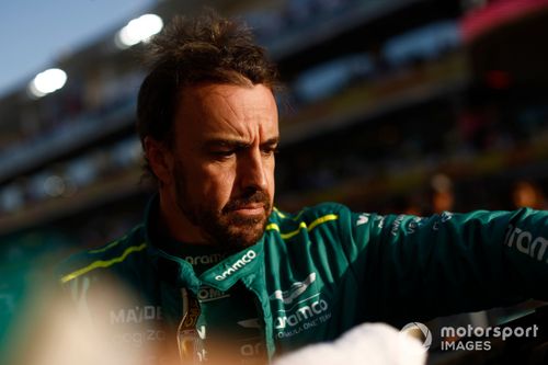 Fernando Alonso, Aston Martin F1 Team, na grelha de partida