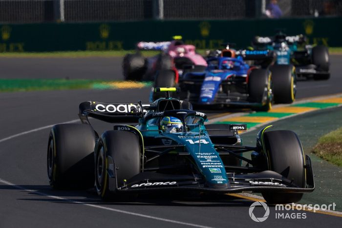 Fernando Alonso, Aston Martin AMR23, Alex Albon, Williams FW45