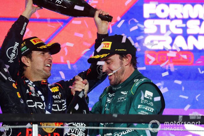 Podio: ganador Sergio Pérez, Red Bull Racing, tercer lugar Fernando Alonso, Aston Martin F1 Team antes de ser sancionado 