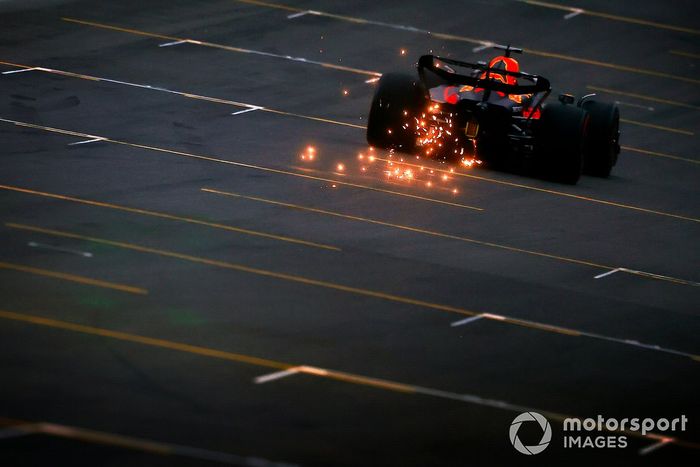 Max Verstappen, Red Bull Racing RB18, echa chispas
