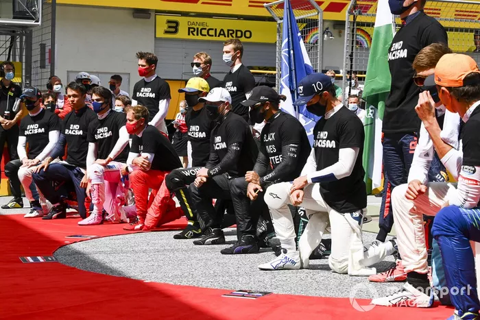 Los pilotos se arrodillan 