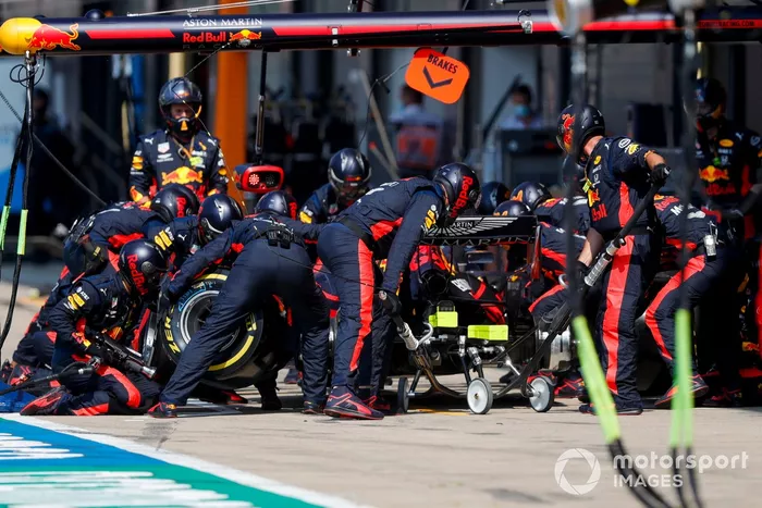Max Verstappen, Red Bull Racing RB16, pit stop