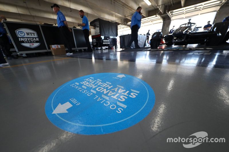 Una calcomanía de distanciamiento social en el piso del garaje