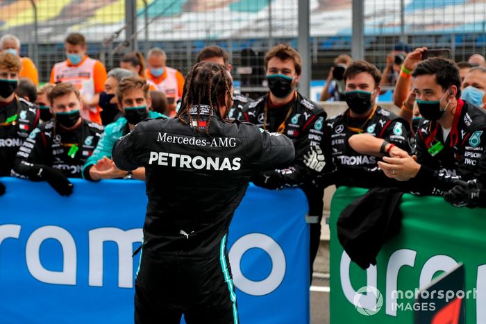 Ganador de la carrera Lewis Hamilton, Mercedes-AMG Petronas F1 celebra
