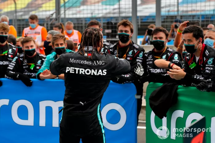 Ganador de la carrera Lewis Hamilton, Mercedes-AMG Petronas F1 celebra