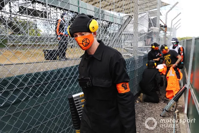 Miembros de Extinction Rebellion sacados de la pista