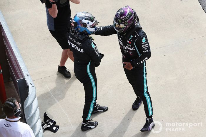 Lewis Hamilton, Mercedes AMG F1, si congratula con il compagno di squadra, Valtteri Bottas, Mercedes AMG F1, per la conquista della poleposition 