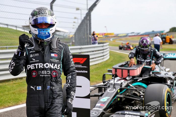 Ganador de la pole Valtteri Bottas, Mercedes AMG F1 celebra en Parc Ferme