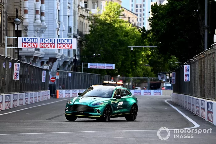 El coche médico en marcha