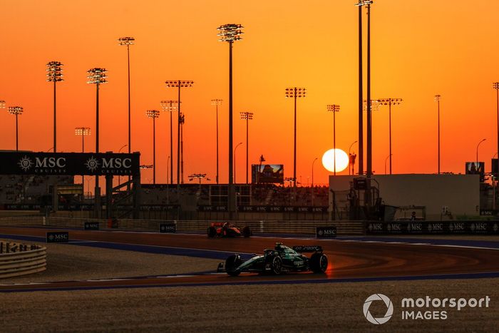 Fernando Alonso, Aston Martin AMR23, lidera Oscar Piastri, McLaren MCL60