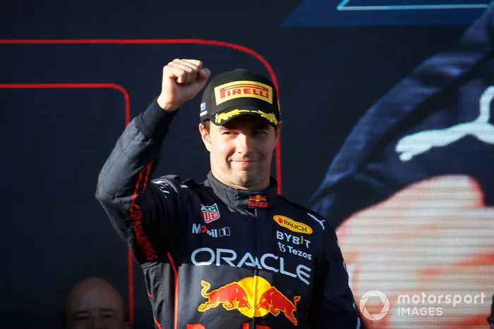 Sergio Pérez, Red Bull Racing, segundo, en el podio