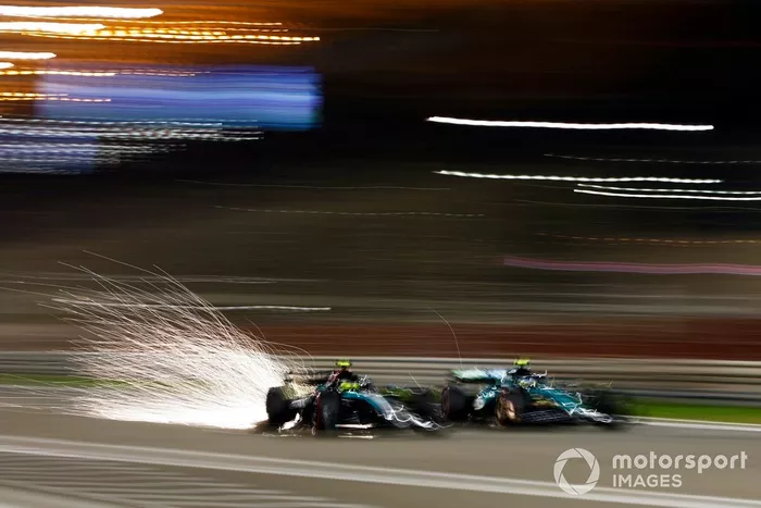 Lewis Hamilton, Mercedes F1 W15, adelanta a Fernando Alonso, Aston Martin AMR24