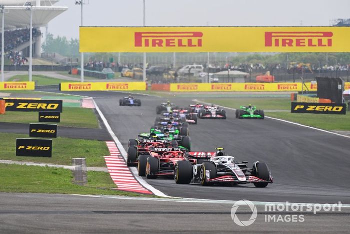 Nico Hulkenberg, Haas VF-24 Charles Leclerc, Ferrari SF-24