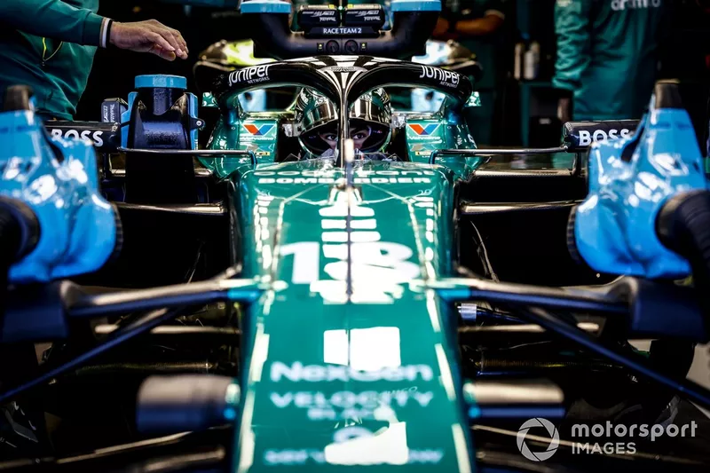 Lance Stroll, Aston Martin F1 Team, sort de la voiture