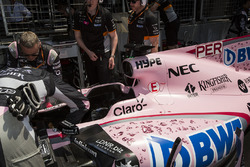 La voiture de Sergio Perez, Force India VJM10 et ses mécaniciens