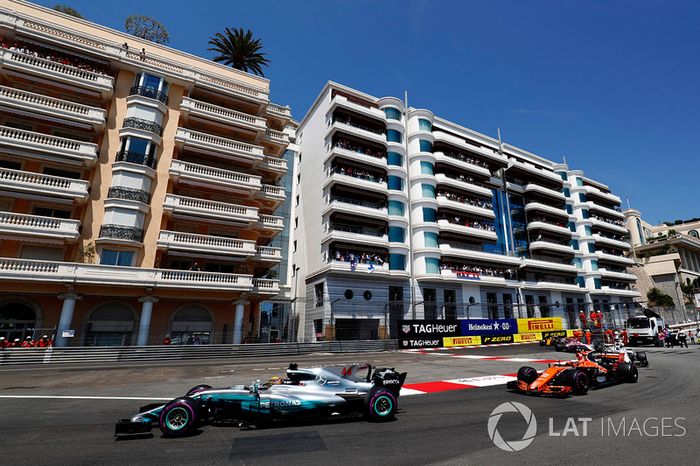 Lewis Hamilton, Mercedes AMG F1 W08, Stoffel Vandoorne, McLaren MCL32