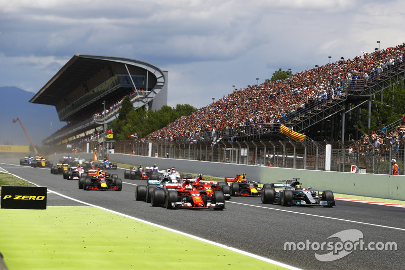 Sebastian Vettel, Ferrari SF70H, Lewis Hamilton, Mercedes AMG F1 W08, líderes de la carrera