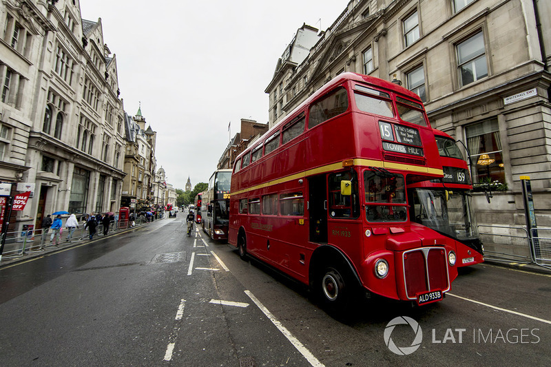 Une vue de Whitehall Road avec un bus londonien