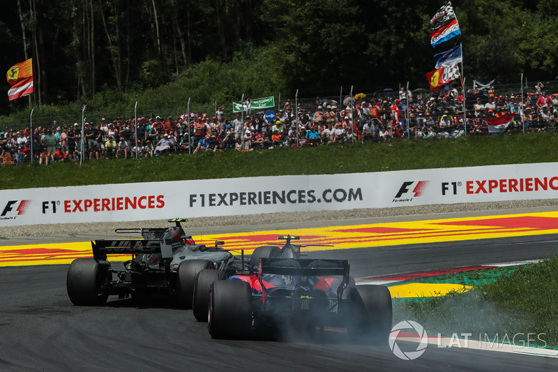 Кевін Магнуссен, Haas F1 Team VF-17, Карлос Сайнс-молодший, Scuderia Toro Rosso STR12, боротьба за позицію