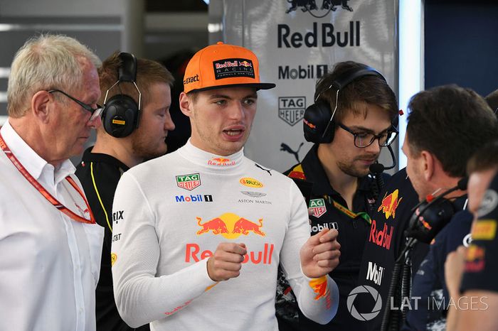 Dr Helmut Marko, consultor de Red Bull Motorsport, Max Verstappen, Red Bull Racing y Christian Horner, Red Bull Racing Team Principal