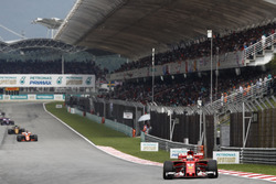 Sebastian Vettel, Ferrari SF70H, Fernando Alonso, McLaren MCL32