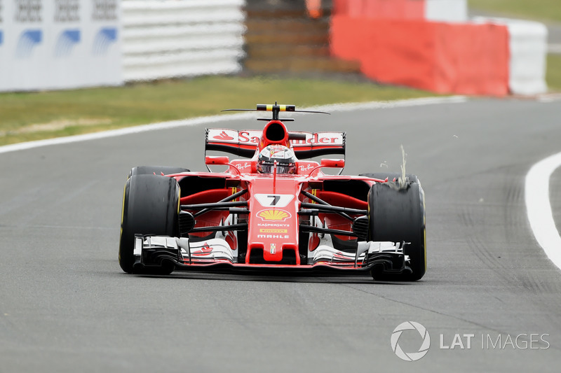 Kimi Raikkonen, Ferrari SF70H with front delaminating tire