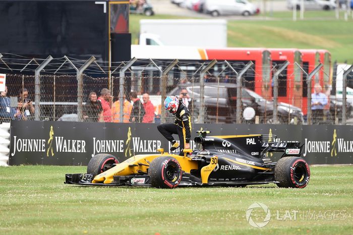 Jolyon Palmer, Renault Sport F1 Team RS17 después de detenerse en la vuelta de calentamiento