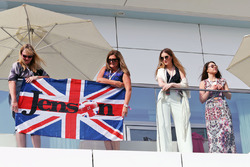 Jenson Button, McLaren banderas y fans