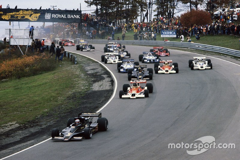 Mario Andretti Lotus 78 Ford lidera a  James Hunt McLaren M26 Ford, Gunnar Nilsson Lotus 78 Ford, Jochen Mass McLaren M26 Ford y Alan Jones Shadow DN8 Ford at the start