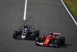 Kimi Raikkonen, Ferrari SF70H, en lutte avec Romain Grosjean, Haas F1 Team VF-17