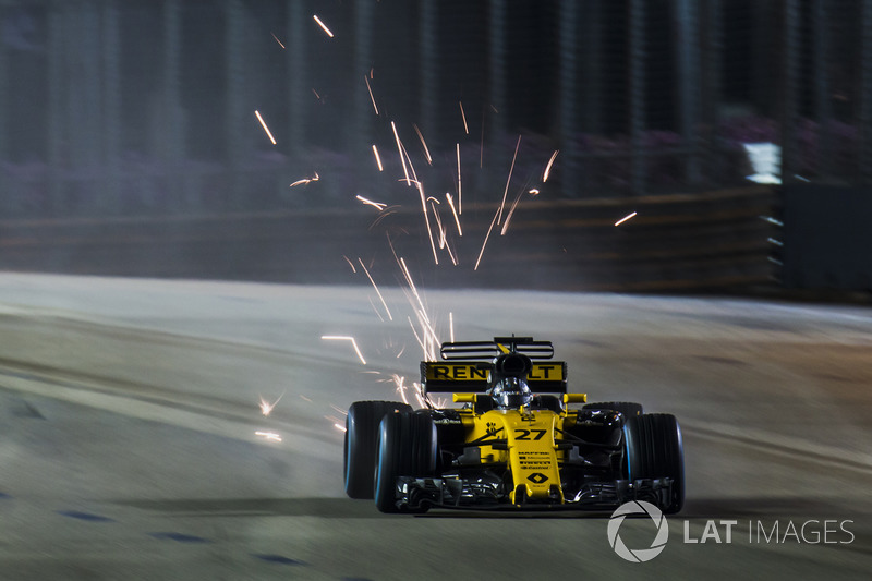 Nico Hulkenberg, Renault Sport F1 Team RS17, lâche une gerbe d'étincelles