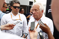Charlie Whiting in gesprek met de media
