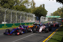 Daniil Kvyat, Scuderia Toro Rosso STR12, devant Sergio Perez, Force India VJM10 et Nico Hulkenberg, Renault Sport F1 Team RS17