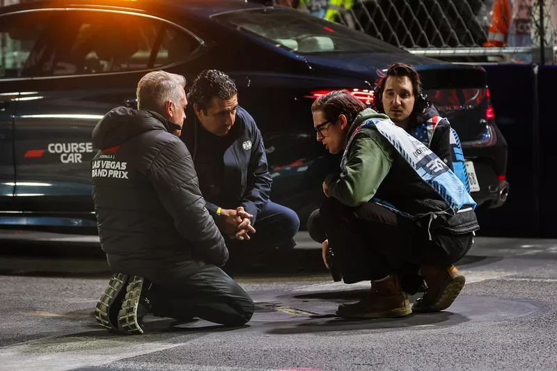 Les responsables de la voie inspectent une bouche d'égout