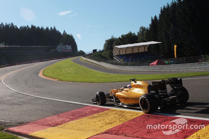 8 (GP de Bélgica) Kevin Magnussen, Renault Sport F1 Team RS16 choca en Eau Rouge