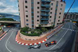 Льюіс Хемілтон, Mercedes AMG F1 W07 Hybrid попереду Даніеля Ріккардо, Red Bull Racing RB12