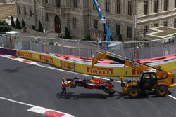 The Red Bull Racing RB12 Даніеля Ріккардо, Red Bull Racing, піднімають після аварії