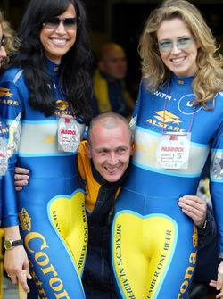 Fabrizio Pirovano con le grid girls