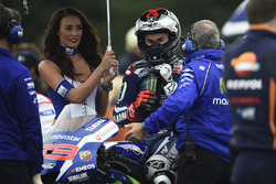 Jorge Lorenzo, Yamaha Factory Racing con una hermosa chica de la parrilla