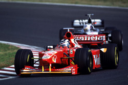 Heinz-Harald Frentzen devant David Coulthard, McLaren