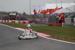 Sebastian Vettel, Ferrari, conduce un Tony Kart