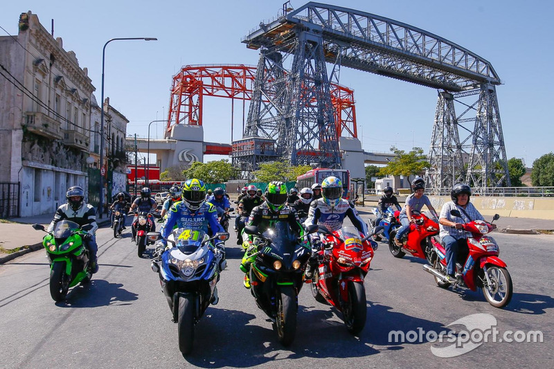 Aleix Espargaró, Pol Espargaró y Yonny Hernández lideran un particular pelotón en las calles de Buen