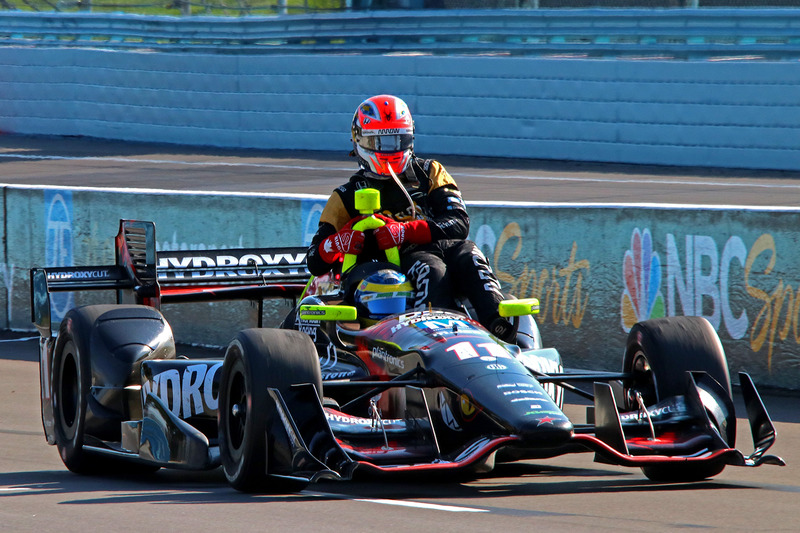 Sébastien Bourdais, KV Racing Technology Chevrolet, ramène James Hinchcliffe, Schmidt Peterson Motorsports Honda, en 