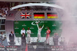 Podium: 2. Lewis Hamilton, Mercedes AMG F1; Sieger Nico Rosberg, Mercedes AMG F1; 3. Sebastian Vette