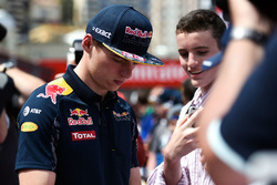 Max Verstappen, Red Bull Racing firma de autógrafos para los fans