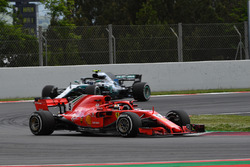 Sebastian Vettel, Ferrari SF71H precede Valtteri Bottas, Mercedes-AMG F1 W09