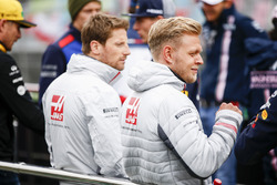 Romain Grosjean, Haas F1 Team, and Kevin Magnussen, Haas F1 Team, pilotlar geçit töreninde