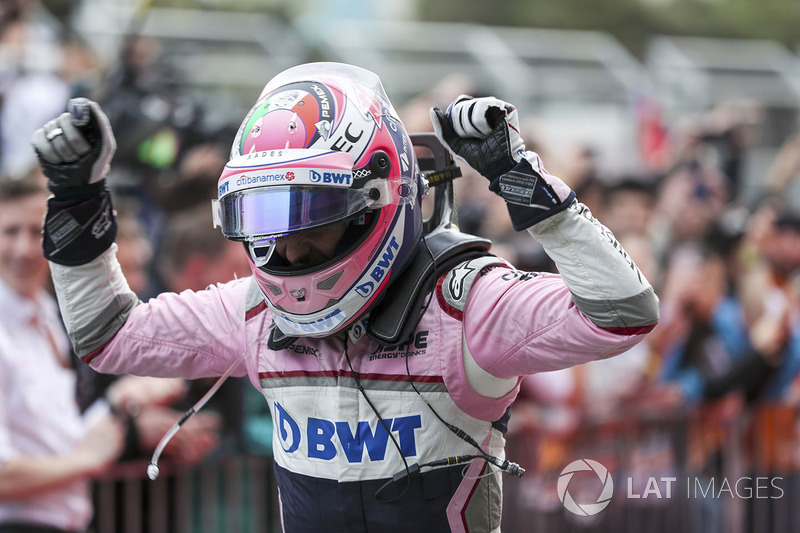 Le troisième, Sergio Perez, Force India fête son podium dans le Parc Fermé