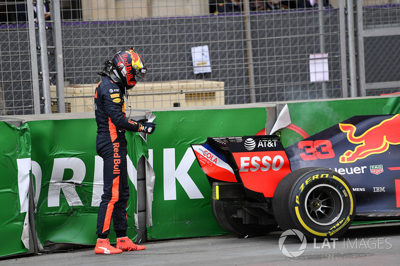 Max Verstappen, Red Bull Racing RB14 kecelakaan